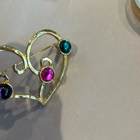 Gold tone heart shaped brooch - Picture 5 of 5